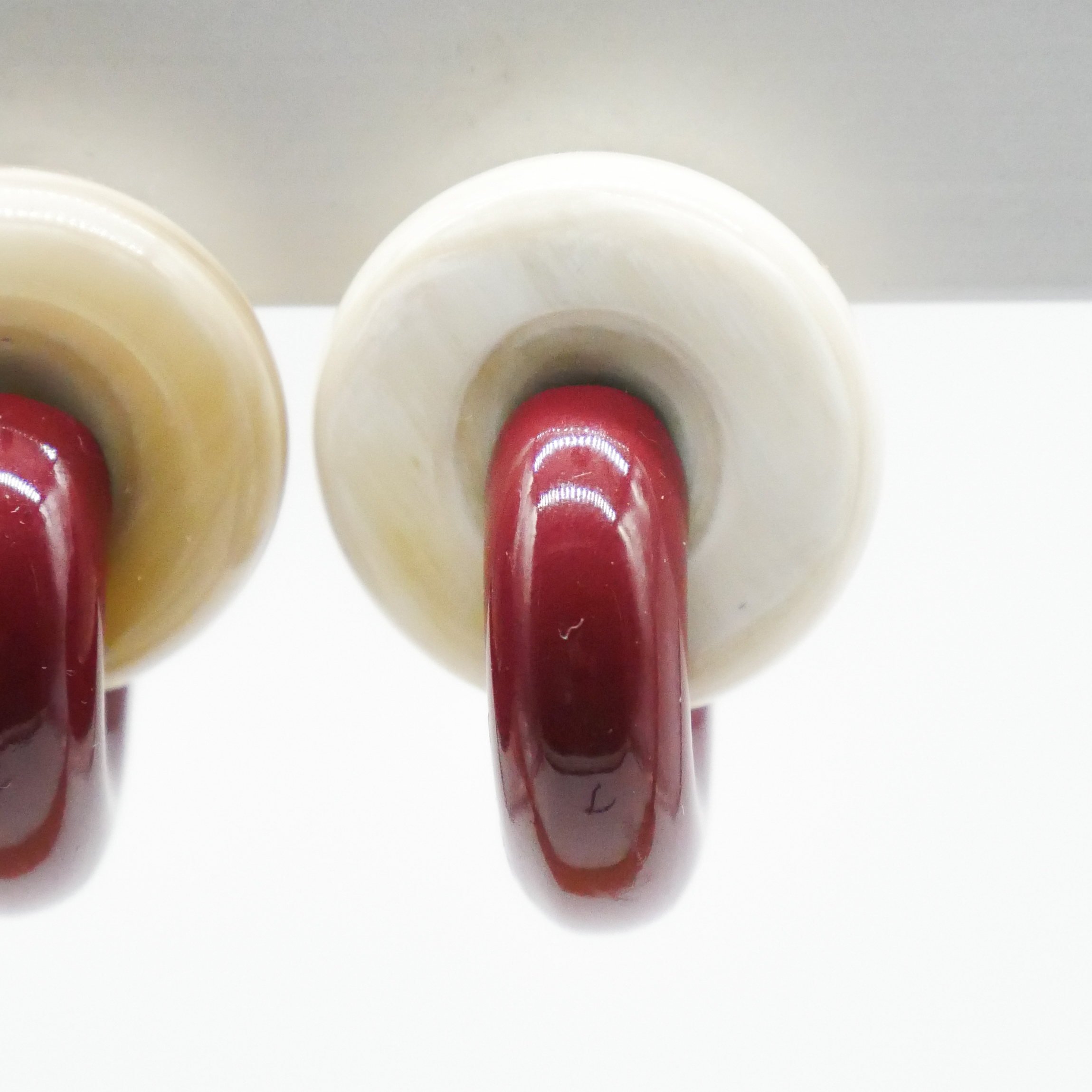  "Craft-Art", Ohrstecker zwei dicke Reife 90 Grad versetzt schwarzes Horn, Lack weinrot 