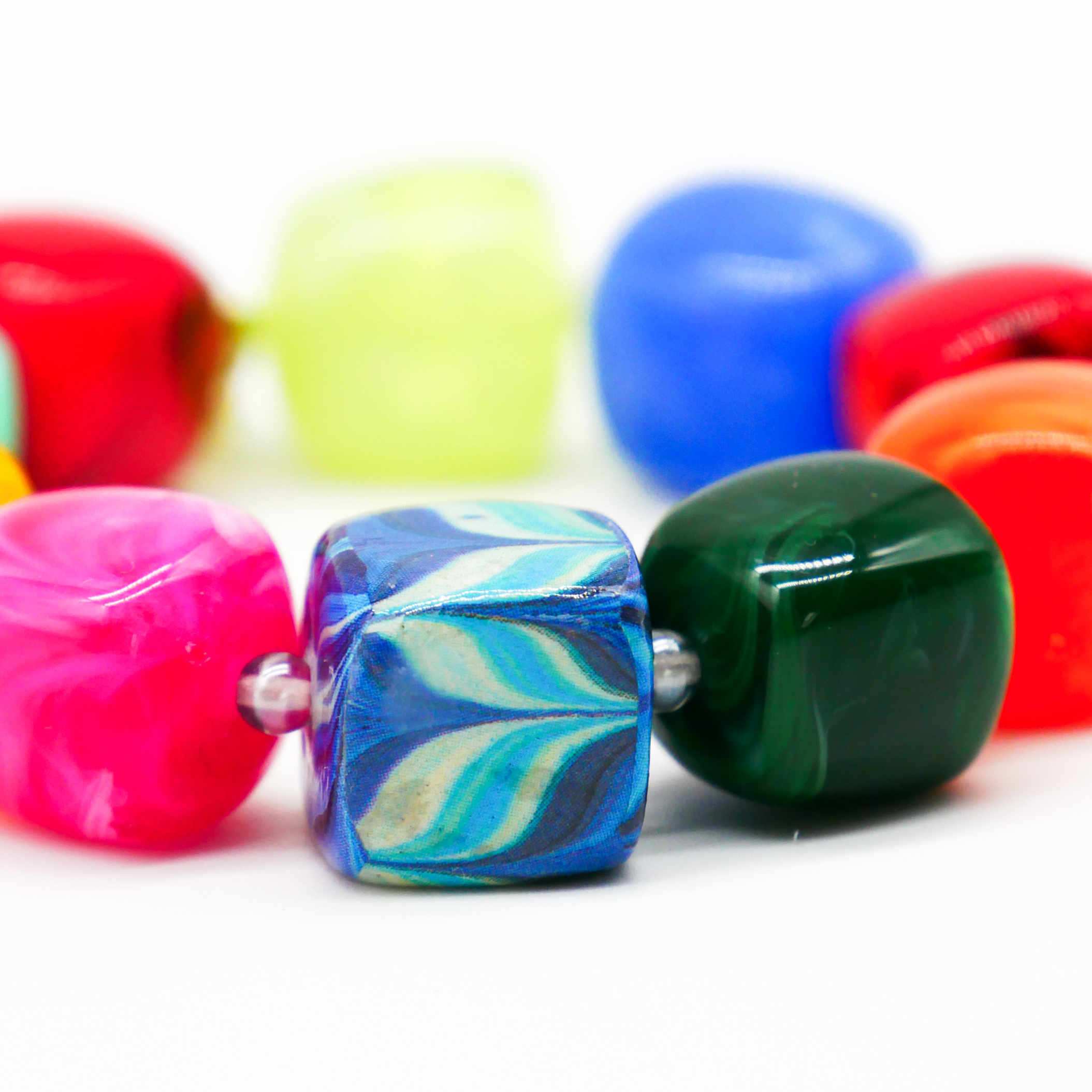 "Summer Feeling", Armband auf Gummi "Cube" ca. 16 x 16 mm Resinperlen, multicolor 