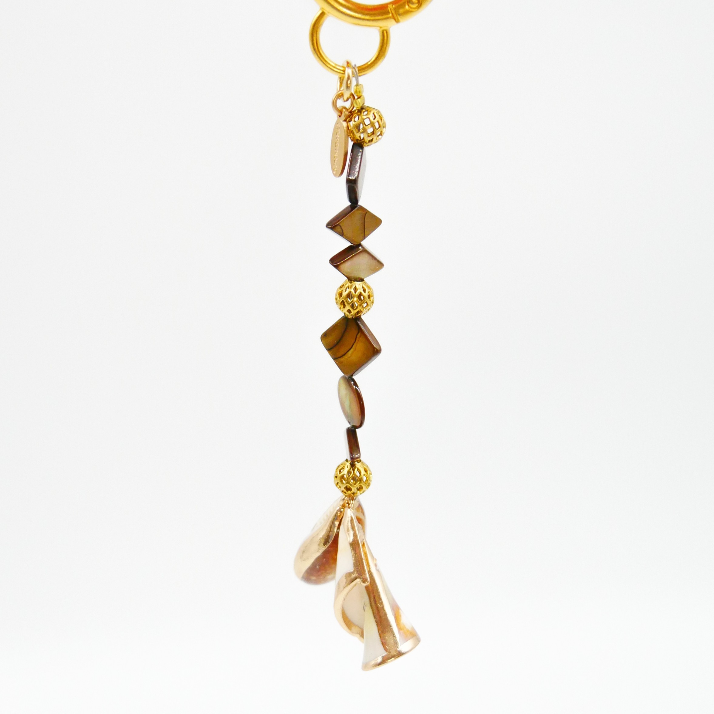 "Lucky Pendant" Anhänger, 1 Strang braun Muschelperlen und zwei Schneckenanhänger "Lucky Pendant" Anhänger, 1 Strang braun Muschelperlen und zwei Schneckenanhänger