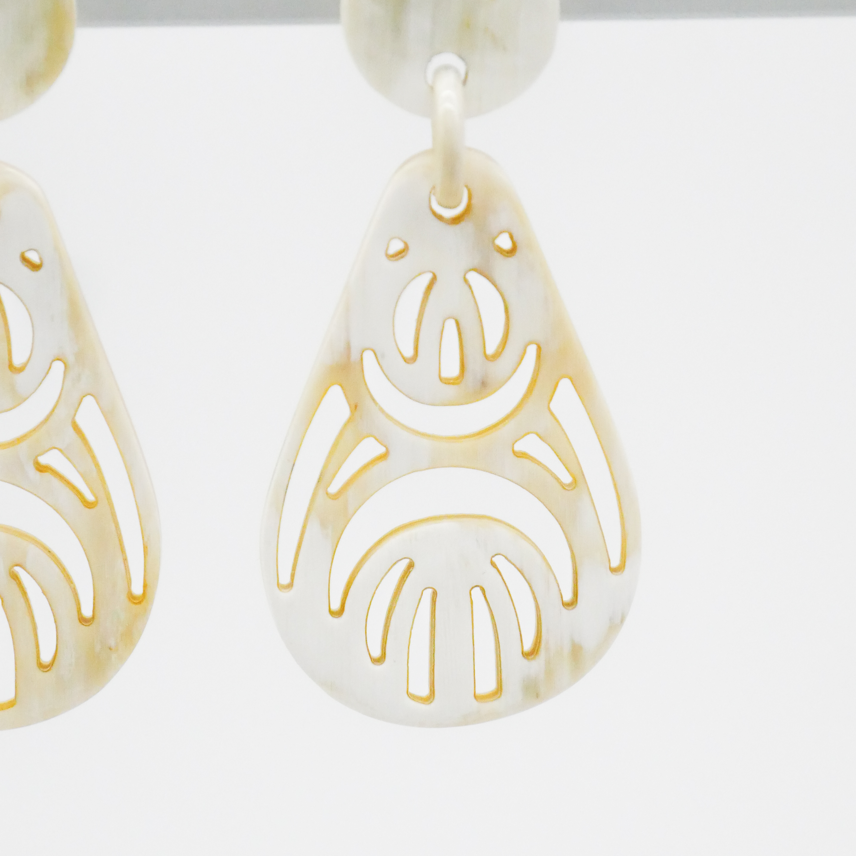  "Craft-Art", Ohrring "Drop" weißes Horn Ornament 2 