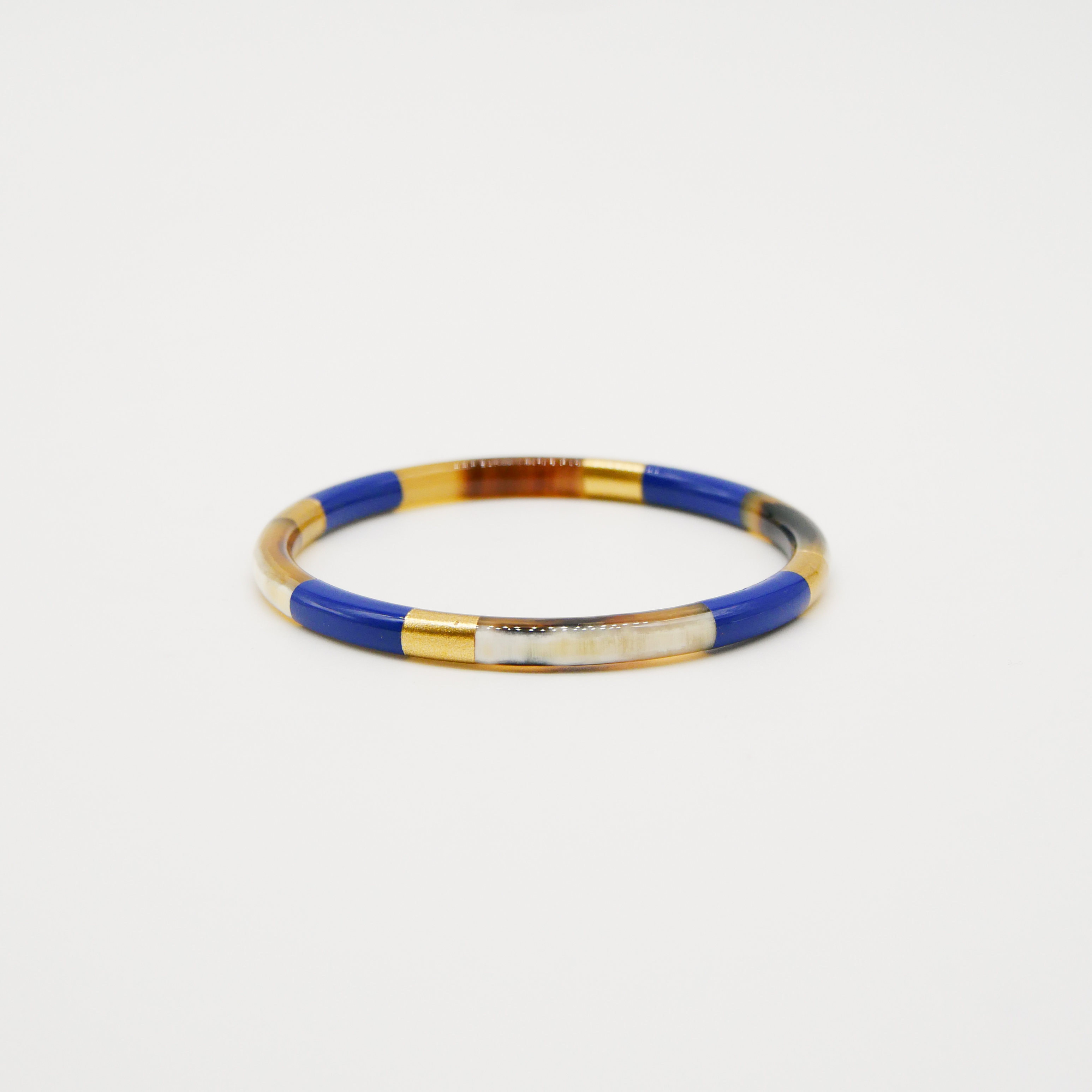 "Craft Art", Armreif dünn, braunes Horn Lack royalblau und gold 