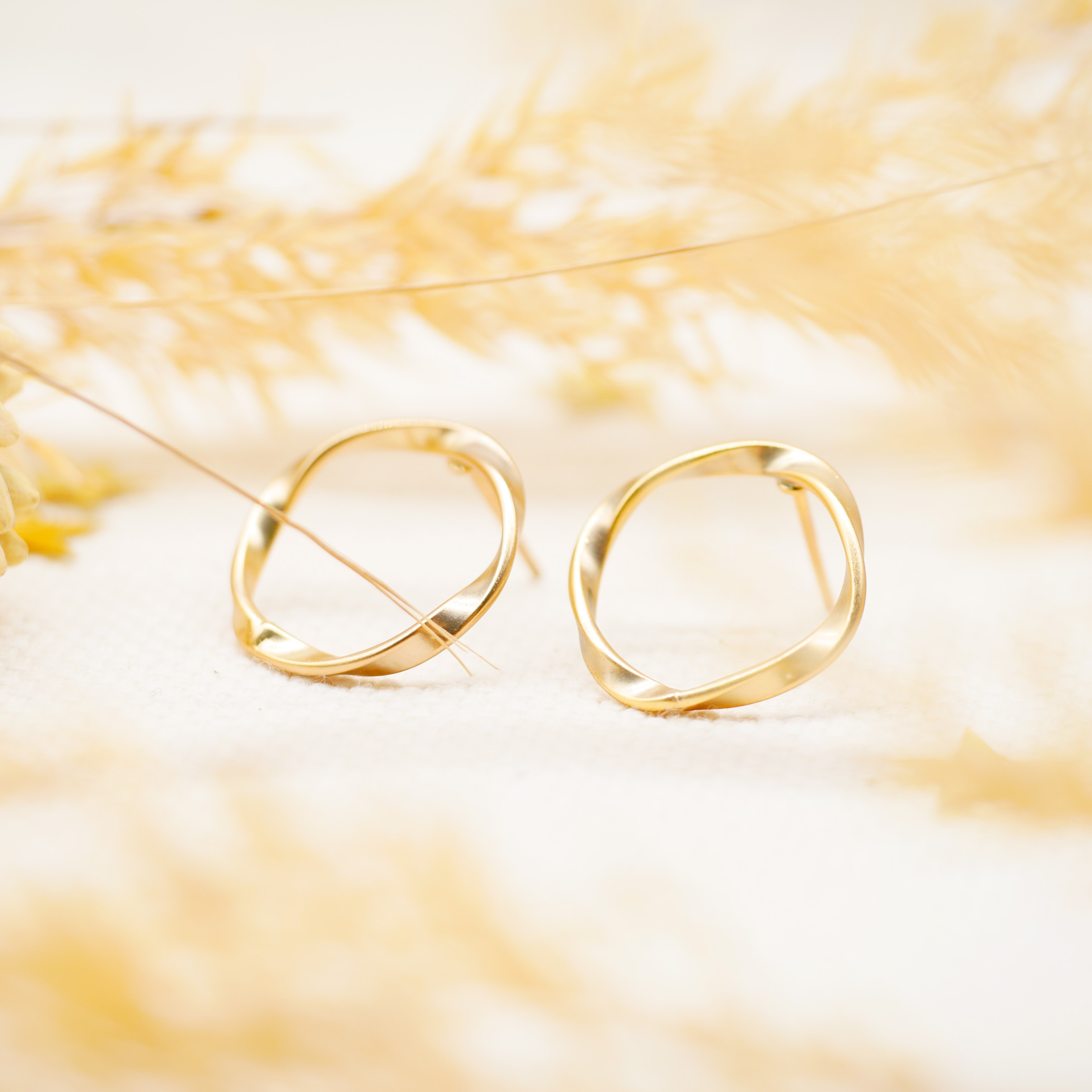 "Charm" earrings with round twisted element, gold plated